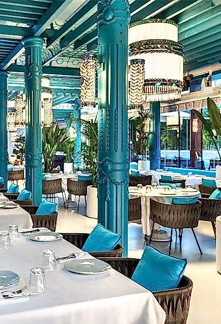 Stylish indoor dining at Nusr-Et Maçka Palas, featuring vibrant turquoise columns and elegant decor for a sophisticated steakhouse experience.